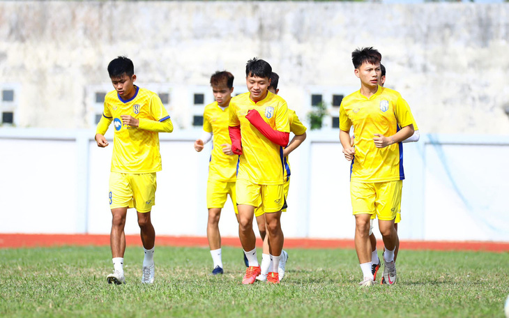 Vì sao các đội trẻ Sông Lam Nghệ An phải "ăn đong"?