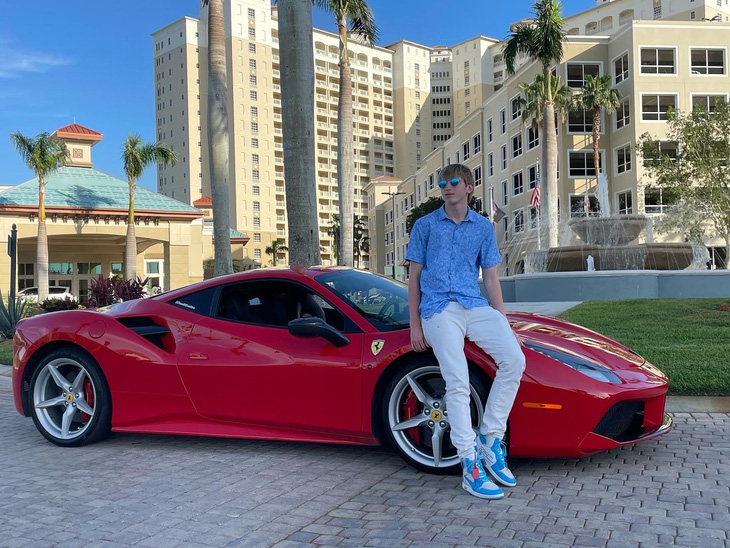 Young man flaunts his assets with Ferrari, online community snatches rental car - photo 1.