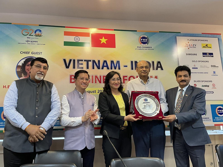 Thứ trưởng Phan Thị Thắng làm việc với các cơ quan liên quan khi tham gia kỳ họp lần thứ 5 Tiểu ban Thương mại hỗn hợp Việt Nam - Ấn Độ - Ảnh: BCT
