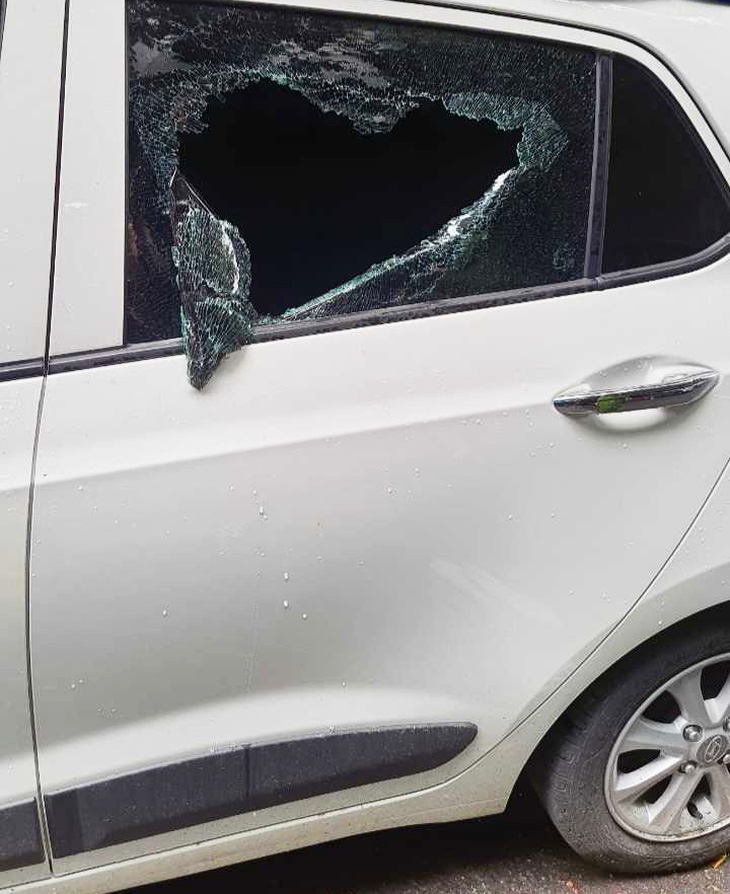 Một xe ô tô bị đập vỡ kính để trộm cắp tài sản - Ảnh: N.HỒNG