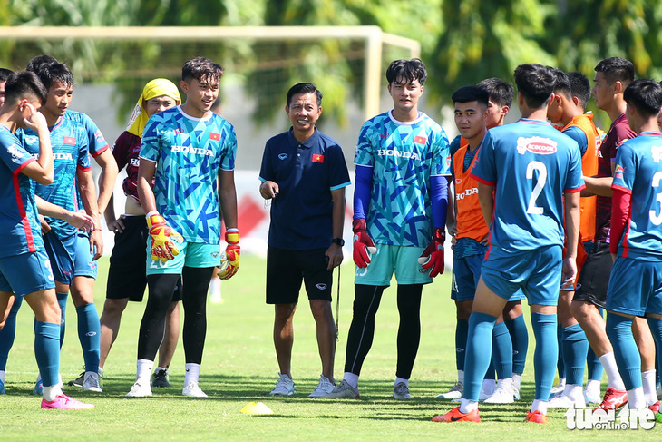 HLV Hoàng Anh Tuấn hy vọng sẽ giúp cải thiện chất lượng cầu thủ U23 Việt Nam để tạo nguồn lực cho đội tuyển quốc gia - Ảnh: H.TÙNG