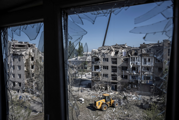 Các tòa nhà hư hại ở Pokrovsk sau cuộc không kích của Nga nhắm vào Ukraine - Ảnh: REUTERS