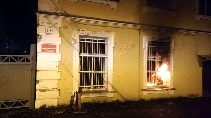 Một vụ tấn công đốt phá văn phòng tuyển quân ở Lomonosov, vùng Leningrad, Nga - Ảnh: The Moscow Times/vk.com