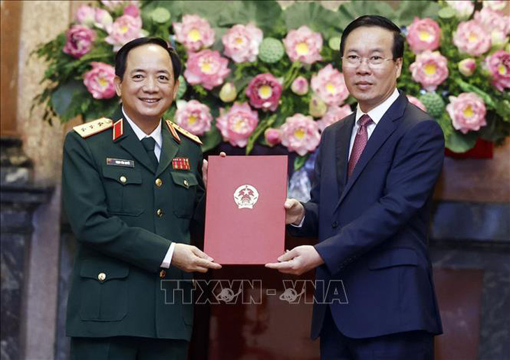 Chủ tịch nước Võ Văn Thưởng trao quyết định thăng quân hàm cho Thượng tướng Trịnh Văn Quyết - Ảnh: TTXVN