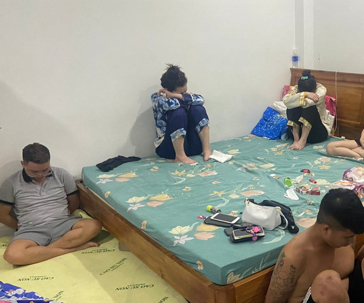Lực lượng chức năng địa phương bắt quả tang nhiều nam nữ thuê bungalow ở Phú Quốc sử dụng ma túy - Ảnh: Công an cung cấp