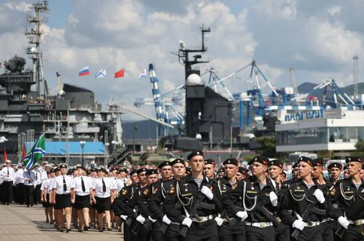 Thủy quân lục chiến Nga trong lễ kỷ niệm Ngày Hải quân tại cảng Novorossiysk của Nga ở Biển Đen tháng 7-2023 - Ảnh: AFP