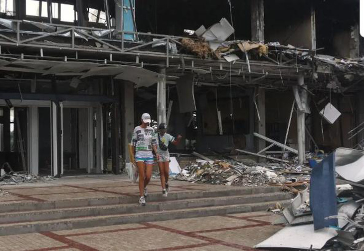 Một cuộc tấn công bằng máy bay không người lái của Nga vào tuần trước đã làm hư hại một tòa nhà ở Izmail, Ukraine, gần biên giới với Romania - Ảnh: EPA
