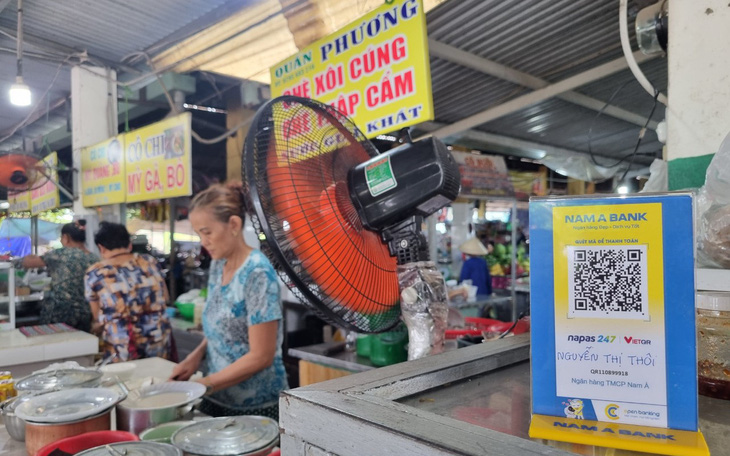Mua mớ rau ở chợ quê Đà Nẵng cũng quét mã QR, thanh toán 