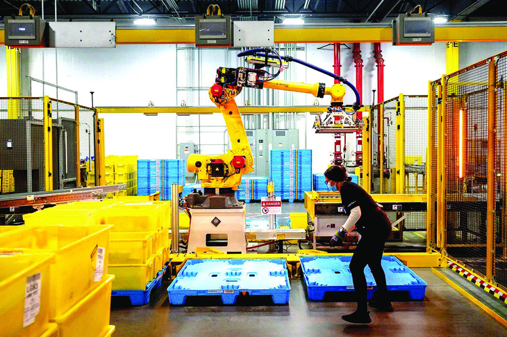 Robot phân loại và xếp thùng hàng tại một trung tâm xử lý đơn hàng của Amazon ở Eastvale (California, Mỹ). Ảnh: Getty Images