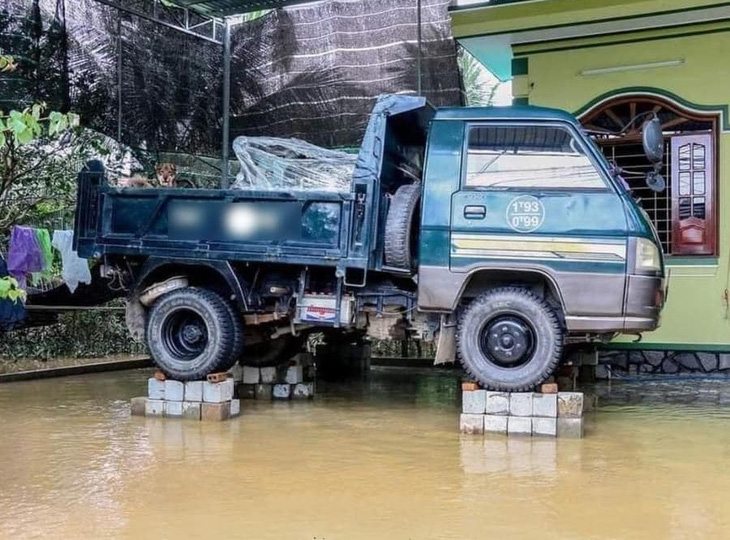 &quot;Sao không mua một cái bạt thật to về rồi trải ra cho xe chạy vào giữa sau đó buộc 4 góc bạt treo lên cao. Làm thế nhanh hơn kích 4 bánh rồi kê gạch&quot;, một người dùng góp ý.