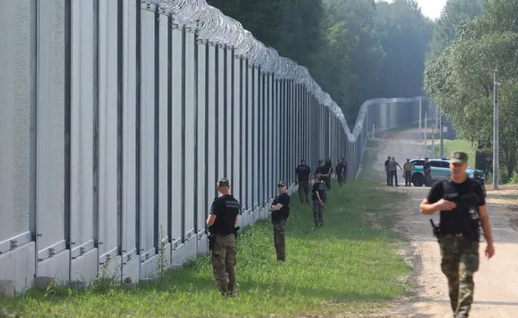 Kể từ năm 2021, Ba Lan đã lắp hàng rào cao 5,5m dọc theo một phần biên giới với Belarus - Ảnh: AP