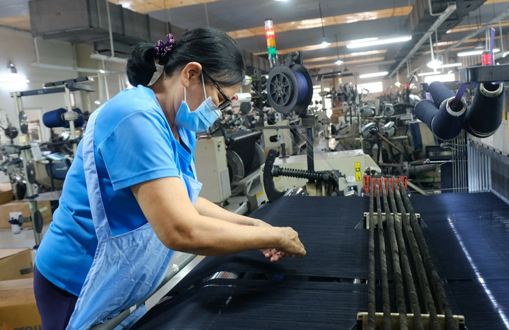 Công nhân làm việc trong nhà máy dệt tại TP.HCM - Ảnh: VŨ THỦY