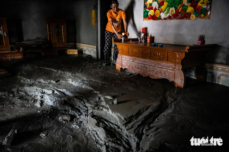 Bùn thải tràn vào nhà dân - Ảnh: DANH KHANG 