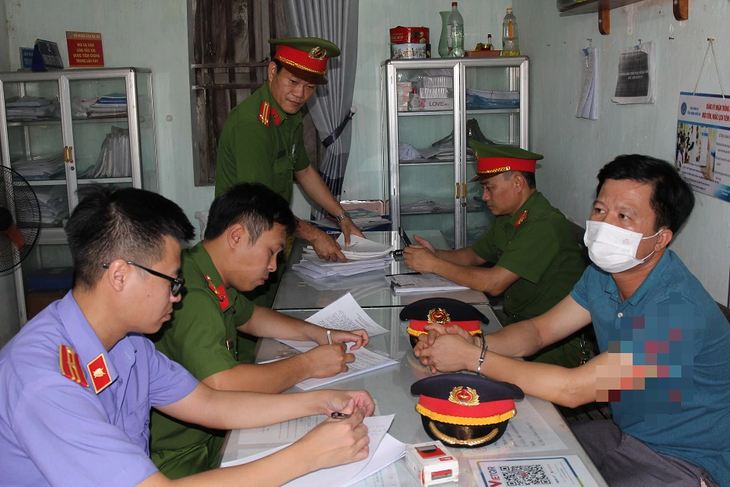 Lực lượng chức năng lấy lời khai ông Phan Thanh Sơn - nguyên trạm trưởng Trạm y tế phường Đồng Văn - Ảnh: LÊ PHƯỢNG