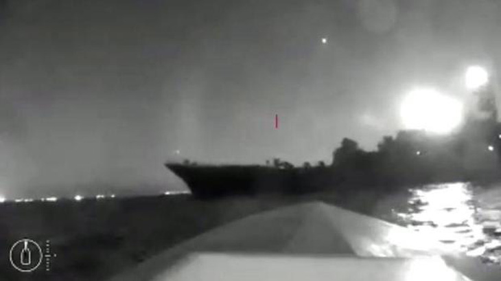 Hình ảnh từ video cho thấy một xuồng không người lái trên biển của Ukraine tấn công tàu đổ bộ Olenegorsky Gornyak của Hải quân Nga tại căn cứ Novorossiysk ở Biển Đen - Ảnh: REUTERS
