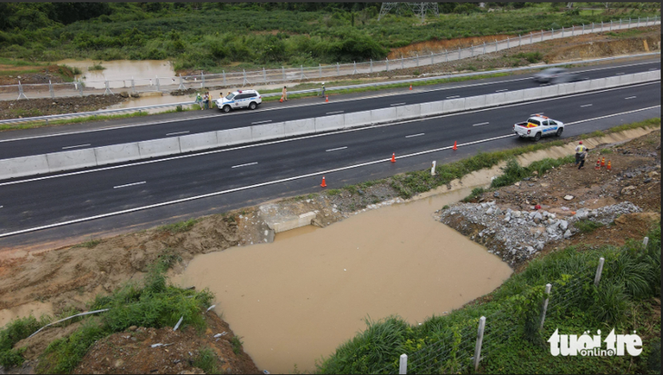 Vị trí cống ngang tại km25 + 419 cao tốc Phan Thiết - Dầu Giây bị dềnh nước gây ngập cục bộ mặt đường ngày 29-7 - Ảnh: ĐỨC TRONG