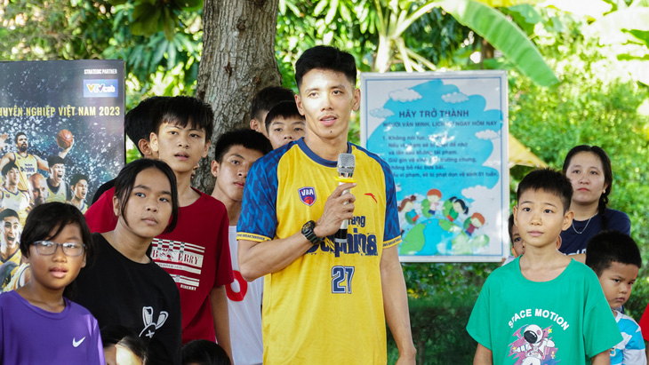 Cầu thủ Lâm Quang Sáng tại Làng trẻ em SOS Nha Trang - Ảnh: VBA