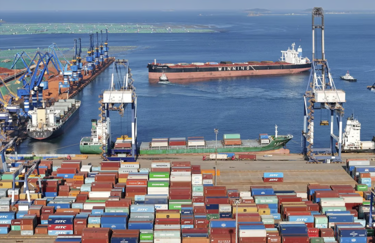 Nhu cầu toàn cầu giảm kéo theo sự sụt giảm xuất khẩu của Trung Quốc - Ảnh: AP