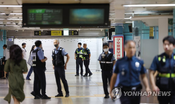 Lực lượng an ninh đặc biệt được bố trí tại ga Jamsil, quận Songpa, Seoul, nơi nhận được rất nhiều báo cáo về các vụ đâm dao - Ảnh: YONHAP