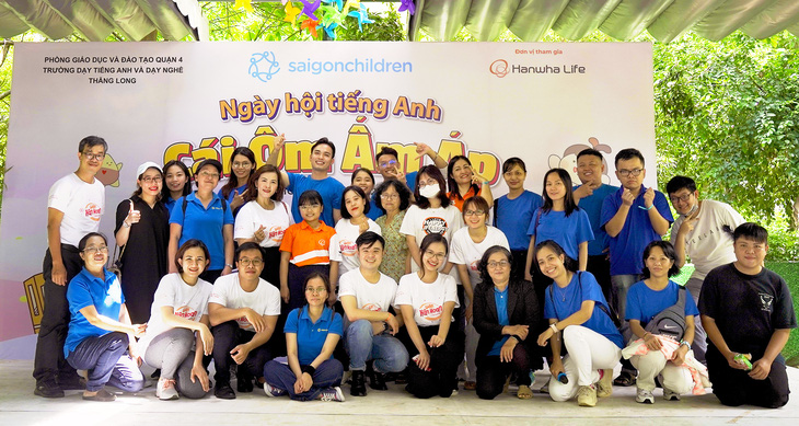 Hanwha Life Việt Nam trao tặng kinh phí hỗ trợ giáo dục cho các em học sinh có hoàn cảnh khó khăn tại trường Thăng Long.