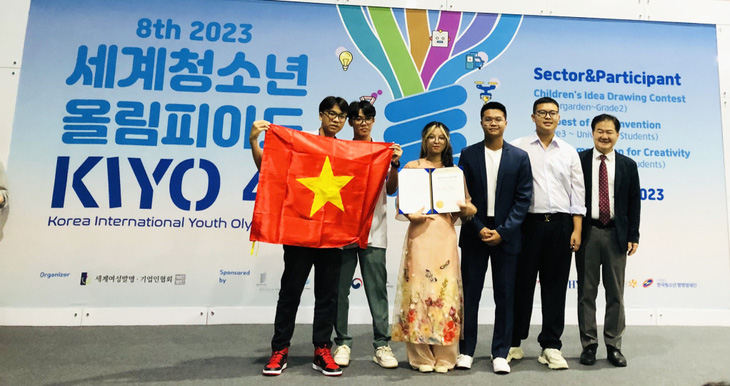 Nhóm học sinh Trường THPT Hòn Gai, tỉnh Quảng Ninh xuất sắc giành huy chương vàng và giải đặc biệt tại cuộc thi Olympic khoa học quốc tế Hàn Quốc 2023 - Ảnh: THU PHƯƠNG
