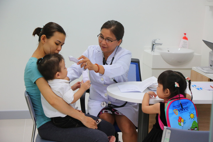 Trẻ em chuẩn bị được tiêm ngừa vắc xin tại VNVC - Ảnh: P.LAN