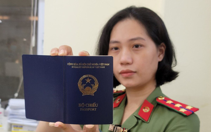 Từ ngày 15-8 sẽ bổ sung mẫu hộ chiếu mới cấp theo thủ tục rút gọn - Ảnh: CHINHPHU.VN