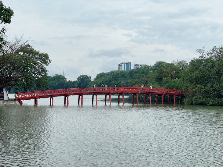 Quận Hoàn Kiếm là trung tâm văn hóa lớn của thủ đô. Trong ảnh: cầu Thê Húc bắc qua hồ Hoàn Kiếm đi vào đền Ngọc Sơn - Ảnh: PHẠM TUẤN