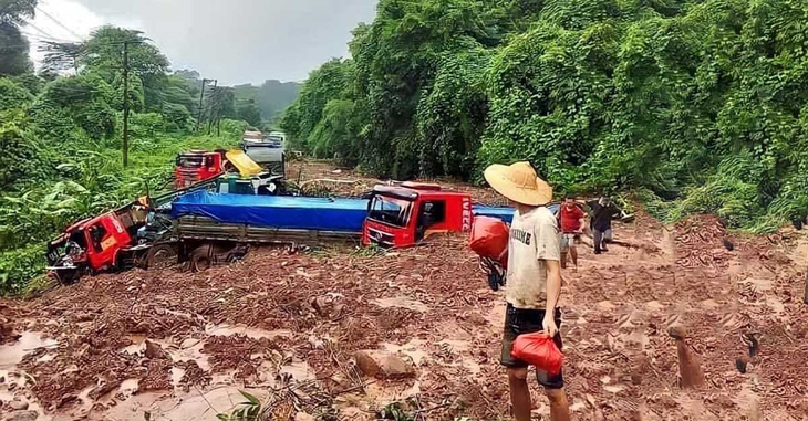 Xe cộ bị vùi lấp sau vụ sạt lở đất tại tỉnh Bolikhamxay (Lào) hôm 4-8 - Ảnh: KLP