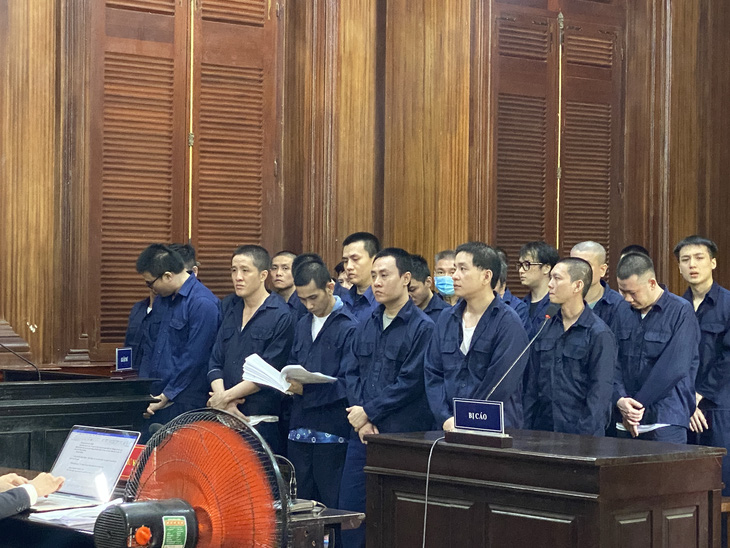 Các bị cáo người Việt và người Hàn Quốc vận chuyển ma túy tại tòa - Ảnh: TUYẾT MAI