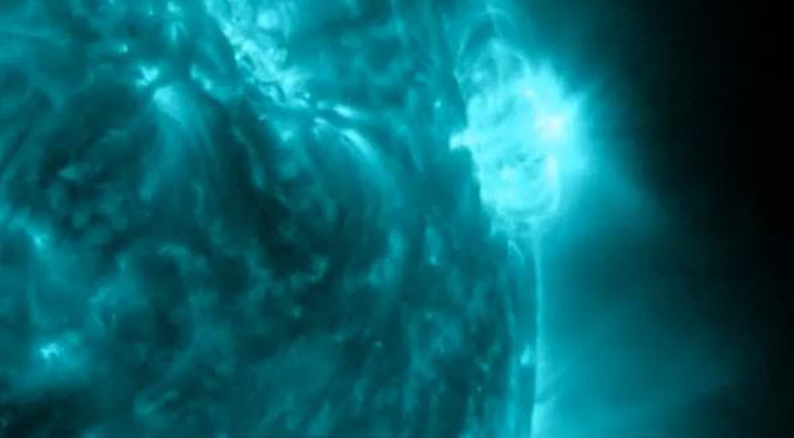 Một ngọn lửa cực mạnh bùng phát từ Mặt trời - Ảnh: NASA