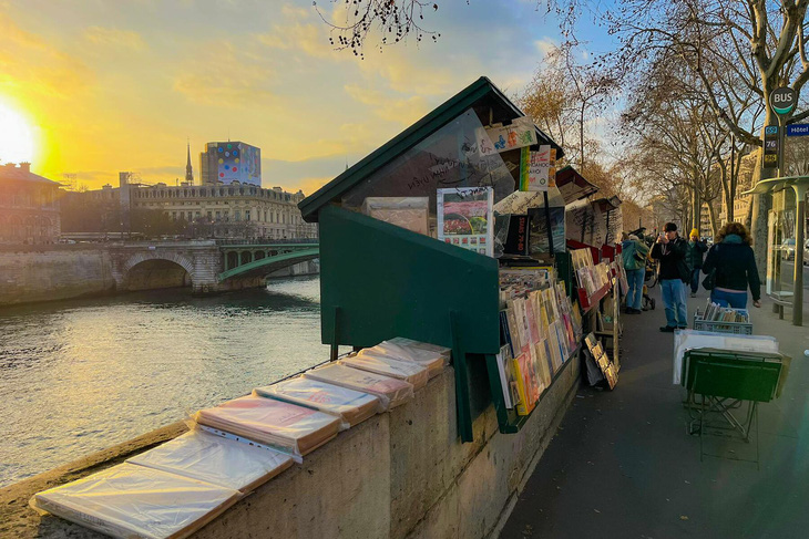 Olympic Paris 2024: Kế hoạch di dời các quầy sách bên sông Seine gây tranh cãi - Ảnh 1.
