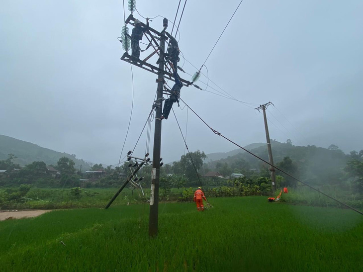 Công nhân Điện lực Sông Mã và Điện lực Sốp Cộp (Công ty Điện lực Sơn La) kiểm tra lưới điện sau mưa lũ để nhanh chóng xử lý sự cố, cấp điện trở lại cho khách hàng - Ảnh: EVNNPC