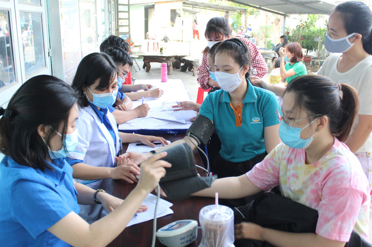 Support health testing and counseling for workers working in export processing zones - industrial parks in Ho Chi Minh City - Photo: QL  