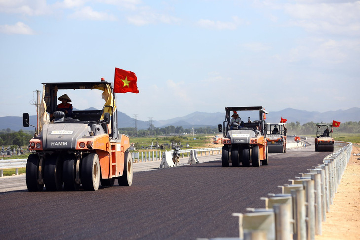 Nhiều đoạn cao tốc quốc lộ 45 - Nghi Sơn qua tỉnh Thanh Hóa đang được thảm bê tông nhựa - Ảnh: TRẦN HUY HÙNG