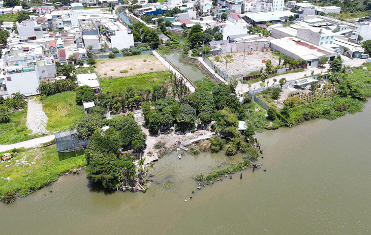 Khu vực quận 12 là nơi nằm trong kế hoạch di dời dân khi có bão cấp 8. Ảnh chụp một vị trí sạt lở tại sông Sài Gòn qua địa bàn quận 12 - Ảnh: CHÂU TUẤN