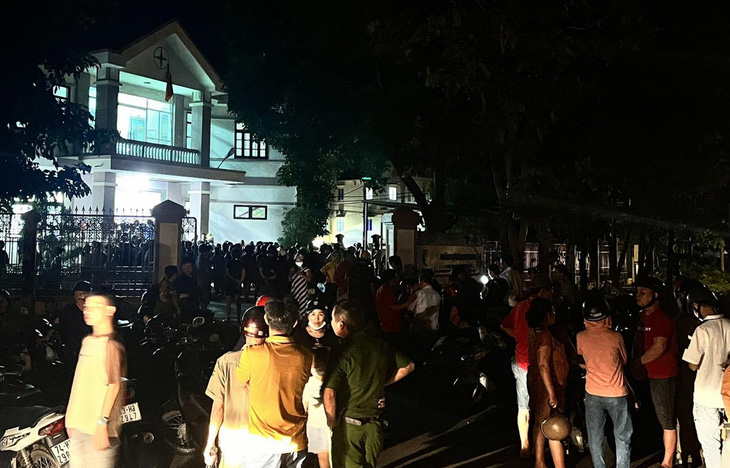 Hàng trăm người đến trụ sở điện lực Lao Bảo để đòi lại thông tin cá nhân - Ảnh: L.B