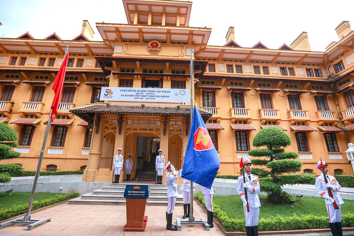 Lễ thượng cờ ASEAN tại trụ sở Bộ Ngoại giao Việt Nam ngày 8-8 - Ảnh: DANH KHANG