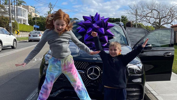 Pixie và em trai bên chiếc Mercedes-Benz được mẹ mua cho - Ảnh: Pixie Curtis/Instagram