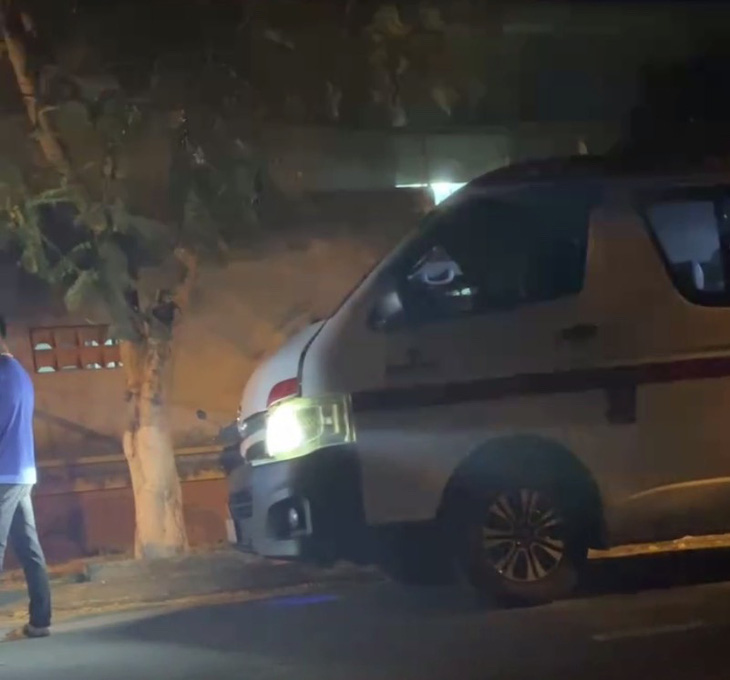 Xe biển số Đà Nẵng có mặt trong đêm ngày 7 rạng sáng 8-8, khi mà người nhà nạn nhân đã xin được "chuyến xe 0 đồng" - Ảnh cắt từ clip.