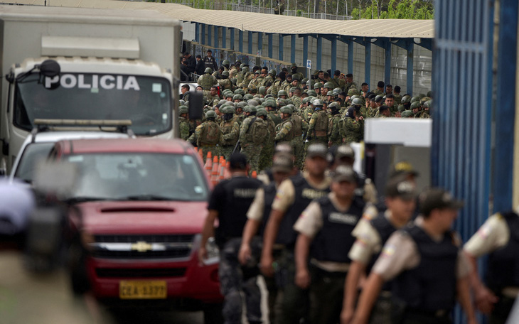 Ecuador: tù nhân nổi loạn, bắt 57 nhân viên và cảnh sát làm con tin