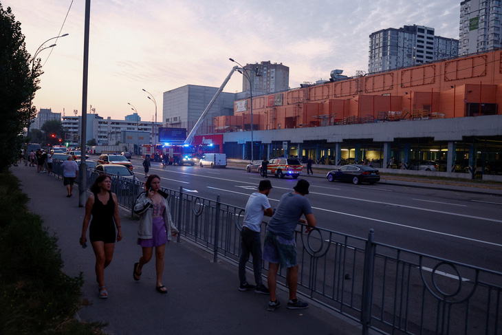 Một trung tâm mua sắm bị hư hại trong cuộc tấn công bằng tên lửa của Nga, ở thủ đô Kiev, Ukraine, ngày 30-8 - Ảnh: REUTERS