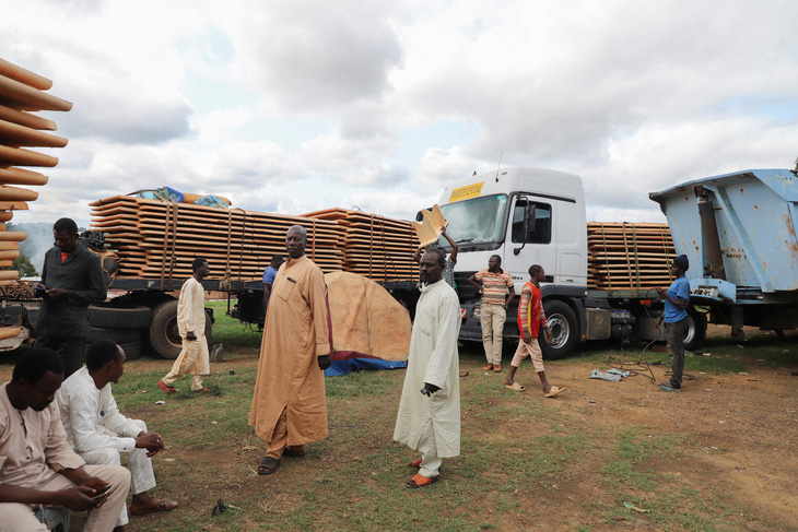 Xe tải chở thực phẩm, động vật và thiết bị công nghiệp chờ đợi tại thị trấn biên giới Kye-Ossi, Cameroon, vì biên giới bị đóng cửa sau cuộc đảo chính ở Gabon ngày 31-8 - Ảnh: REUTERS