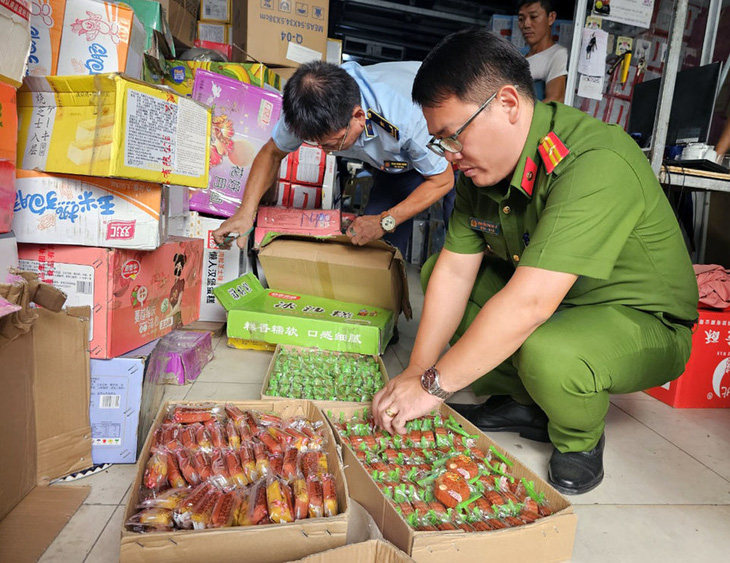 Ngày 31-8, cơ quan chức năng Hà Nội đã thu giữ lượng lớn bánh trung thu nhập lậu - Ảnh: Quản lý thị trường