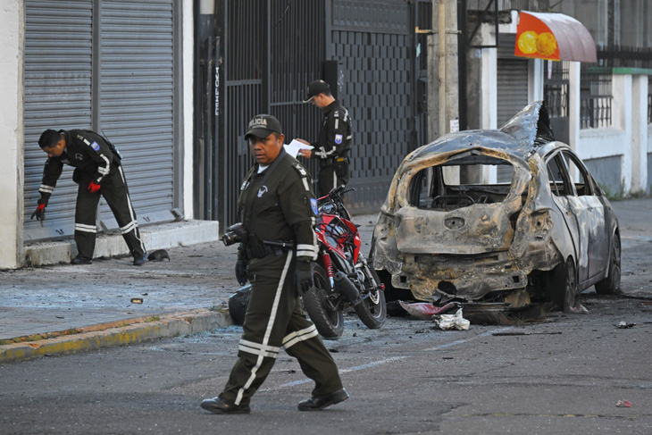 Hiện trường một vụ tấn công bằng xe bom tại thủ đô Quito, Ecuador ngày 31-8 - Ảnh: AFP