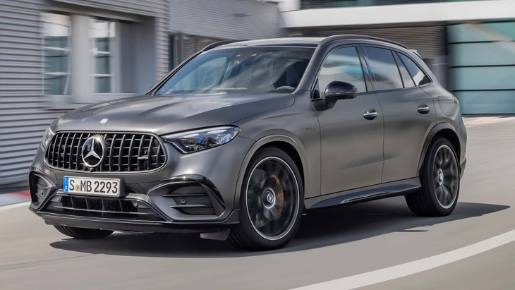 8. Mercedes-AMG GLC63 S E Performance. Tốc độ tối đa: 275km/h, khả năng tăng tốc từ 0 - 96km/h: 3,4 giây. Phiên bản đỉnh cao của GLC có khả năng đua sòng phẳng với AMG EQE và dần trở nên vượt trội khi 2 xe tiến vào dải tốc độ cao hơn. Đây cũng là SUV hybrid tăng tốc nhanh nhất thị trường hiện tại - Ảnh: Motor1