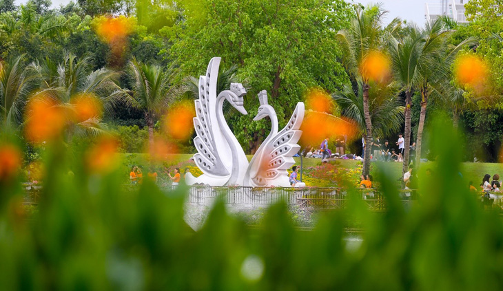 Biểu tượng cặp thiên nga chúc mỏ vào nhau thể hiện tình yêu thủy chung tại công viên hồ thiên nga
