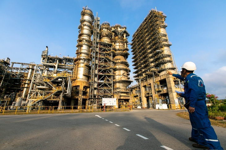 Các kỹ sư kiểm tra thiết bị tại nhà máy lọc dầu Dung Quất - nhà máy lọc dầu đầu tiên của đất nước