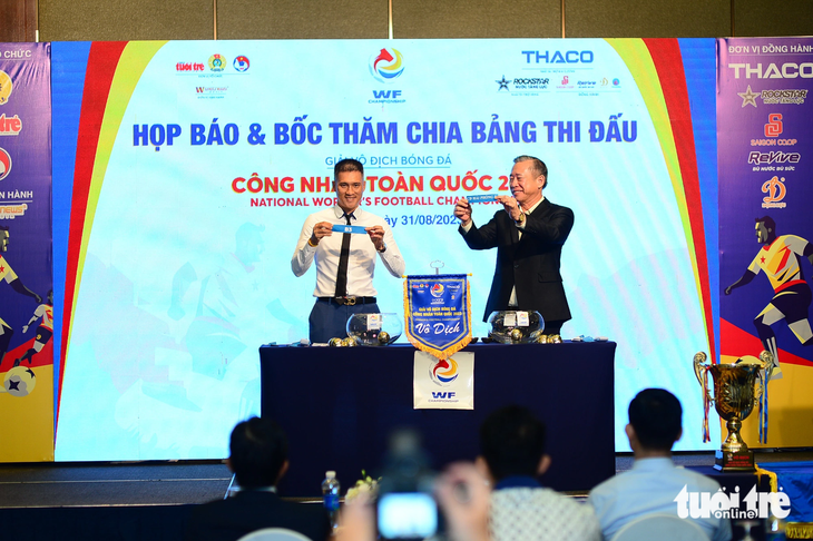 Ông Phạm Văn Tài - tổng giám đốc Công ty cổ phần Tập đoàn Trường Hải - THACO (bìa phải), nhà tài trợ kim cương của Giải vô địch bóng đá công nhân toàn quốc 2023 và cựu danh thủ Công Vinh (trái) tham gia bốc thăm - Ảnh: QUANG ĐỊNH