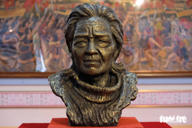 Tượng chân dung họa sĩ Xu Man  của nhà điêu khắc Nguyễn Vinh - Ảnh: ĐÌNH CƯƠNG